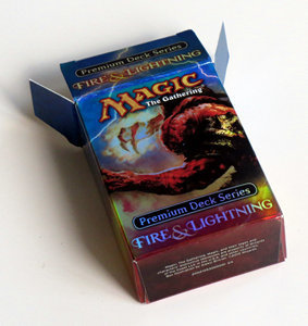 Premium Deck Series: Fire & Lightning: Caja de cartón "Flamas de la mano sangrienta"