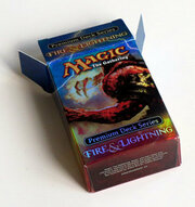 Premium Deck Series: Fire & Lightning: Caja de cartón "Flamas de la mano sangrienta"